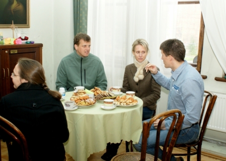kur uz galdiem kārdinoši smaržo pašu sarūpētie gardumi.