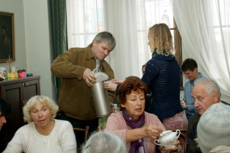 Kafijas kanna gan ir mazliet iespītējusies - iekšā ir, bet ārā nelīst..
