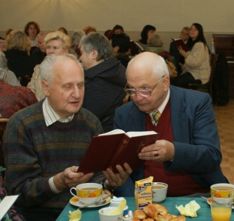 patērzēt un vienoties dziesmā.