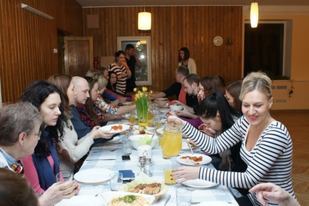 Pie vakariņu galda