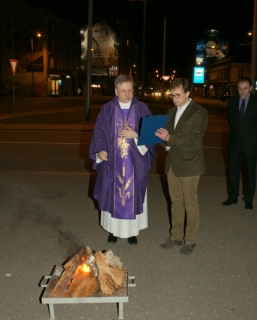  un liec tai mūsos iedegt ilgas uz debesu labumiem, lai šķīstītām sirdīm reiz nokļūstam tur, kur deg Tavas mūžīgās godības uguns.