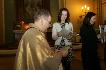 Kristību apliecību pasniegšana