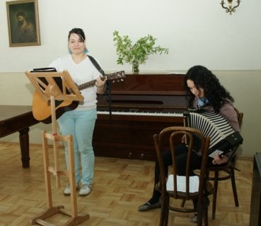 Muzicē Ilze un Laine