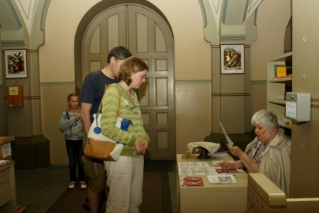 Draudzes aktīvā locekle Beatrise uzņem apmeklētājus