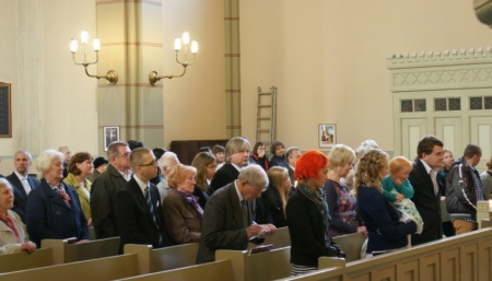 Dievkalpojuma laikā