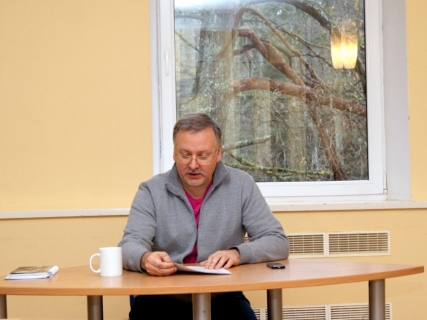 Mācītājs lasa lekciju 