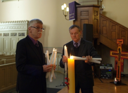 Tiek iedegtas Kristības sveces