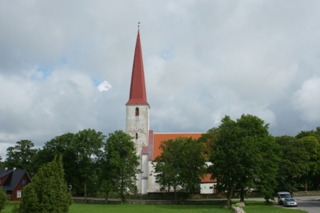 Kihelkonas baznīca. Uzbūvēta 13.gs vidū, augstais zvana tornis piebūvēts 1897.-99. gadā