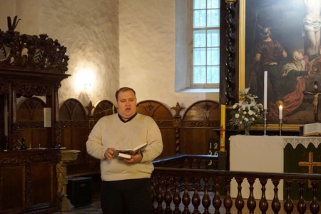 Svētbrīdi vada mācītājas Valdis Podziņš