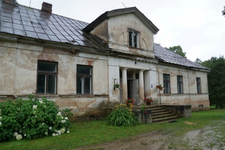 Kandavas mācītājmuiža. Diemžēl visai bēdīgā stāvoklī