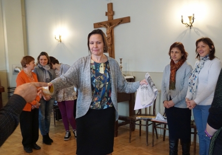 Avīzes, skočs un papīra lapas, viss, kas vajadzīgs tērpa izveidošanai