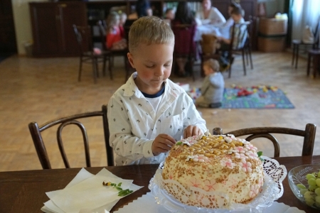 Svētku tortes rotāšana