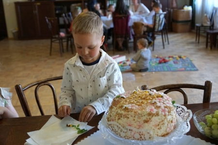 Svētku tortes rotāšana