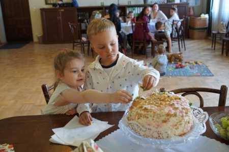 Svētku tortes rotāšana