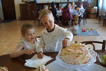 Svētku tortes rotāšana