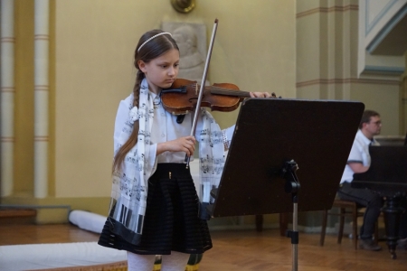 Muzicē jaunā, talantīgā vijolniece