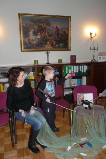 Jēzus sacīja Sīmanim Pēterim: “Nebīsties, no šī brīža tu būsi cilvēku zvejnieks.”Izvilkuši laivas krastā, tie pameta visu un sekoja viņam. ( Lūkas 5: 1- 11)