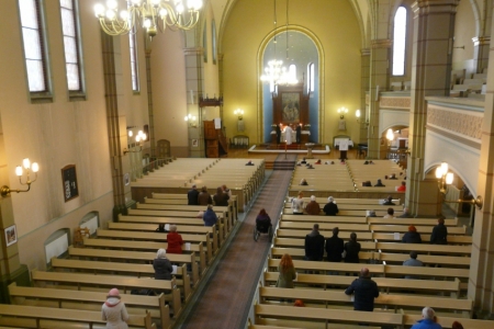 Dievkalpojuma laikā