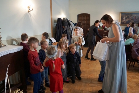 Ziemassvētku dāvanu saņemšana