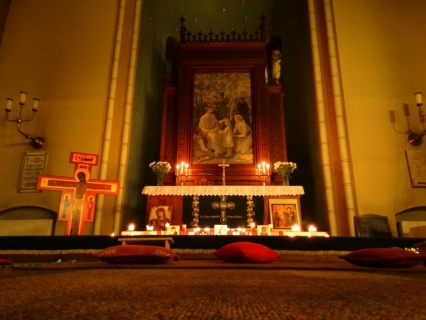 Tezē lūgšana Jaunajā Sv. Ģertrūdes baznīcā