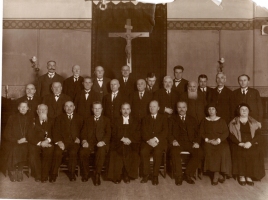 Jaunās Sv.Ģertrūdes draudzes mācītājs A.Bīlmanis ar draudzes vecākiem un darbiniekiem. 1930. gadu sākums