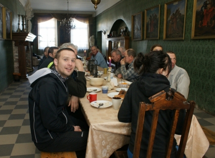 Kopienas brāļi un māsas pie brokastu galda