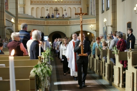 Topošie draudzes locekļi tiek ievesti Baznīcā
