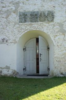 Virs durvīm - baznīcas labdaru ģērboņi