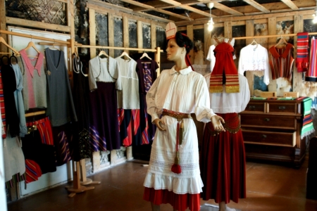 Hijumaa salas sieviešu tautas tērpi