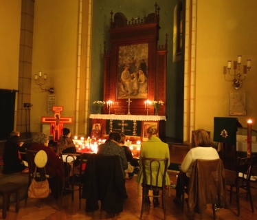 Tezē lūgšana Jaunajā Sv. Ģertrūdes baznīcā