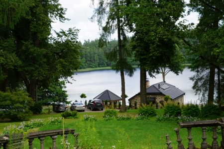 Māja pie ezera